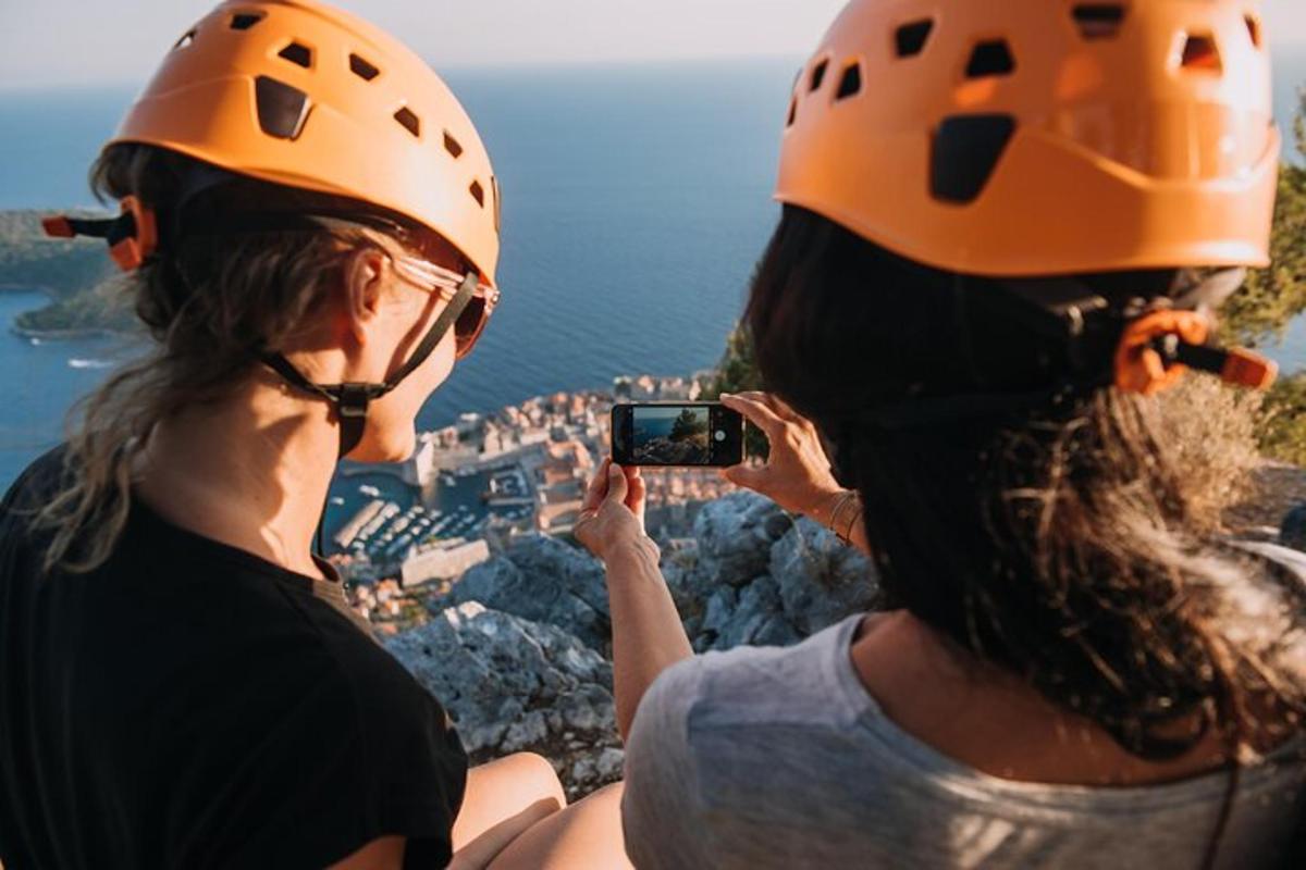 Dos mujeres con casco tomándose una foto con un teléfono celular