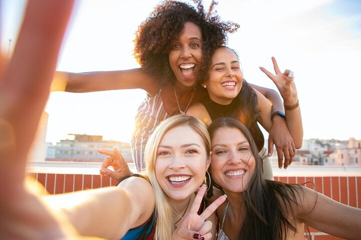 Un grupo de mujeres posando para una foto en un tejado.