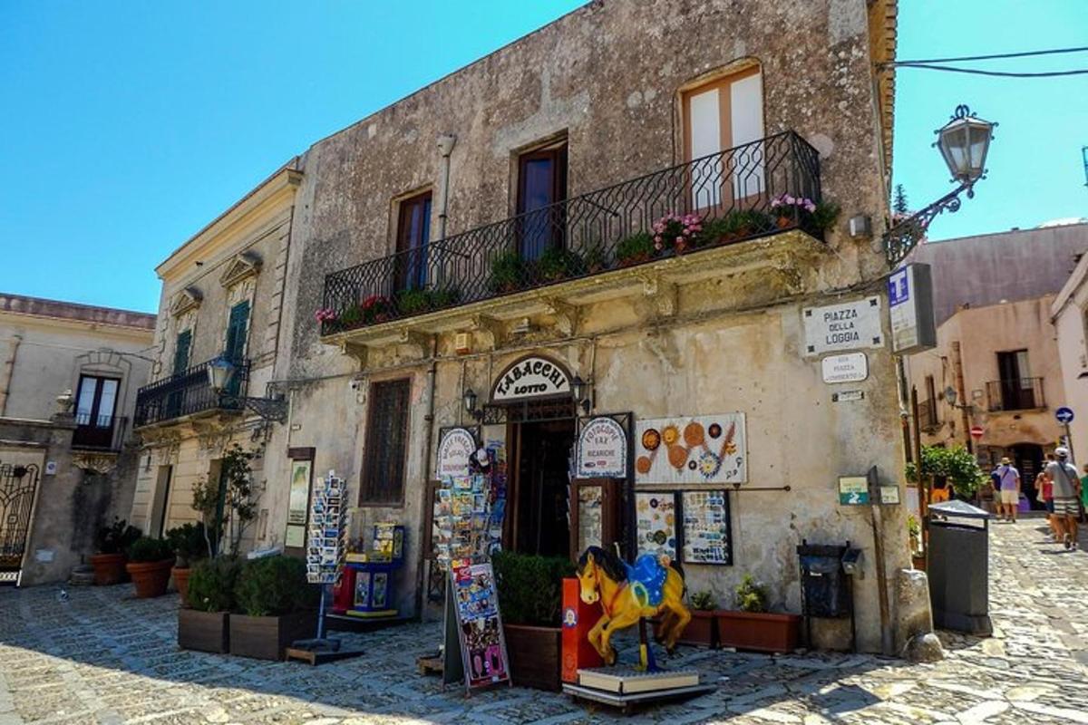 Un edificio antiguo con una tienda en una calle.