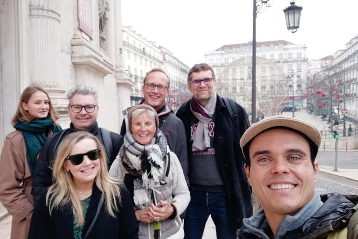 egy csoport ember pózol egy képhez az utcán