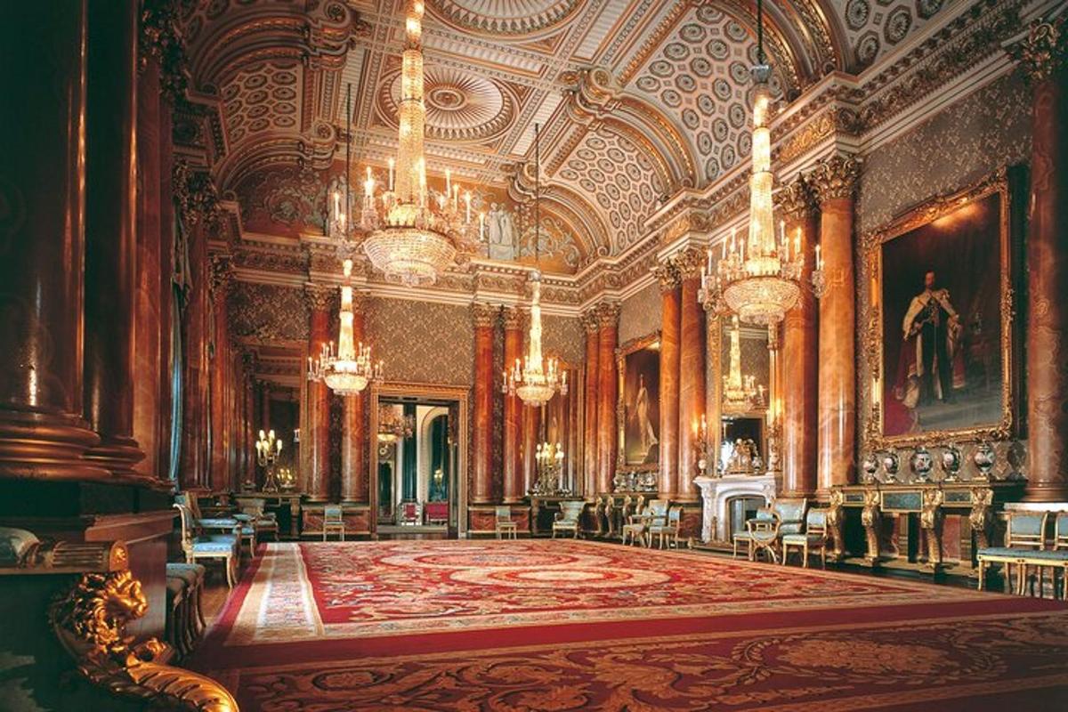 Una gran habitación con una gran alfombra roja en un palacio.