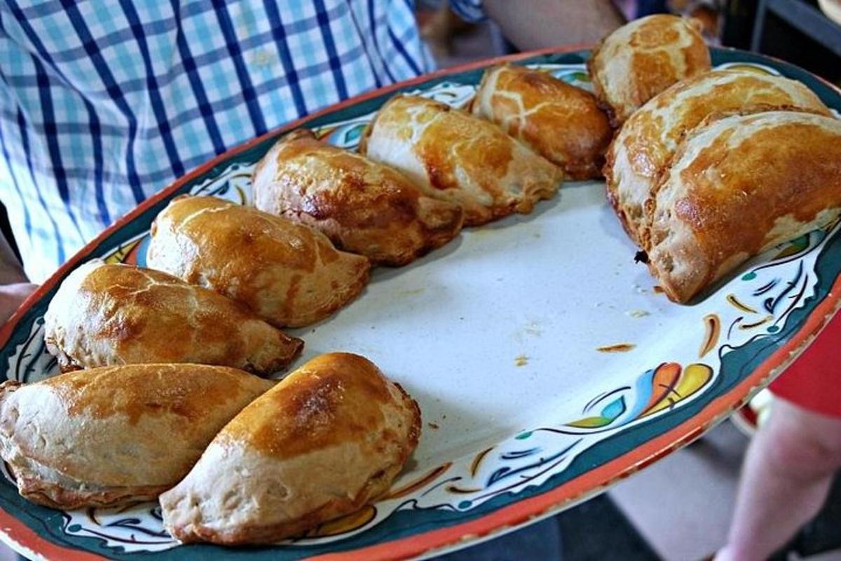 krožnik peciva, ki leži na mizi