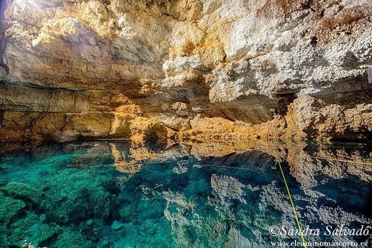 una pozza d'acqua limpida in una grotta