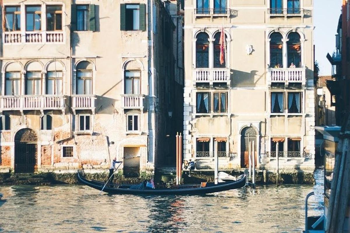 una gondola in un canale di fronte agli edifici