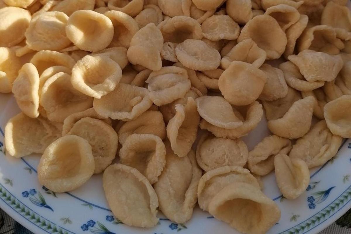 egy halom kesudió egy tányéron az asztalon