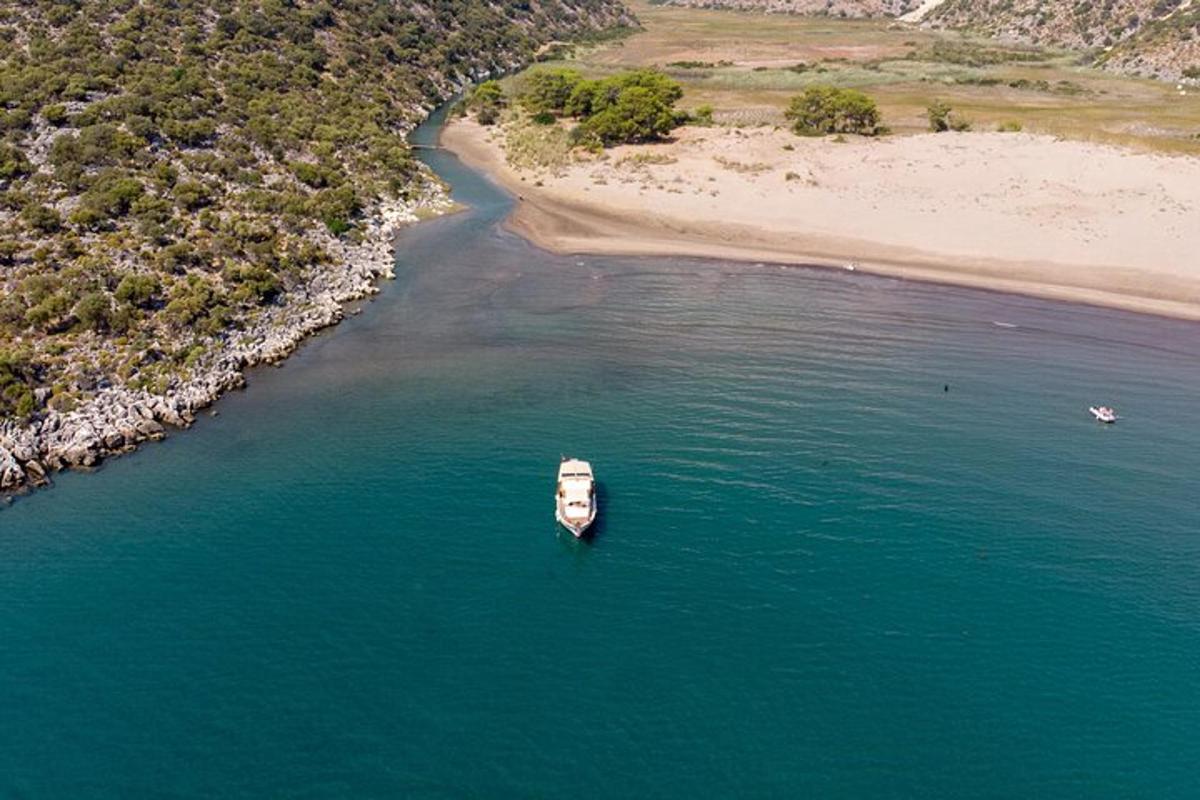 una barca in acqua vicino a una spiaggia