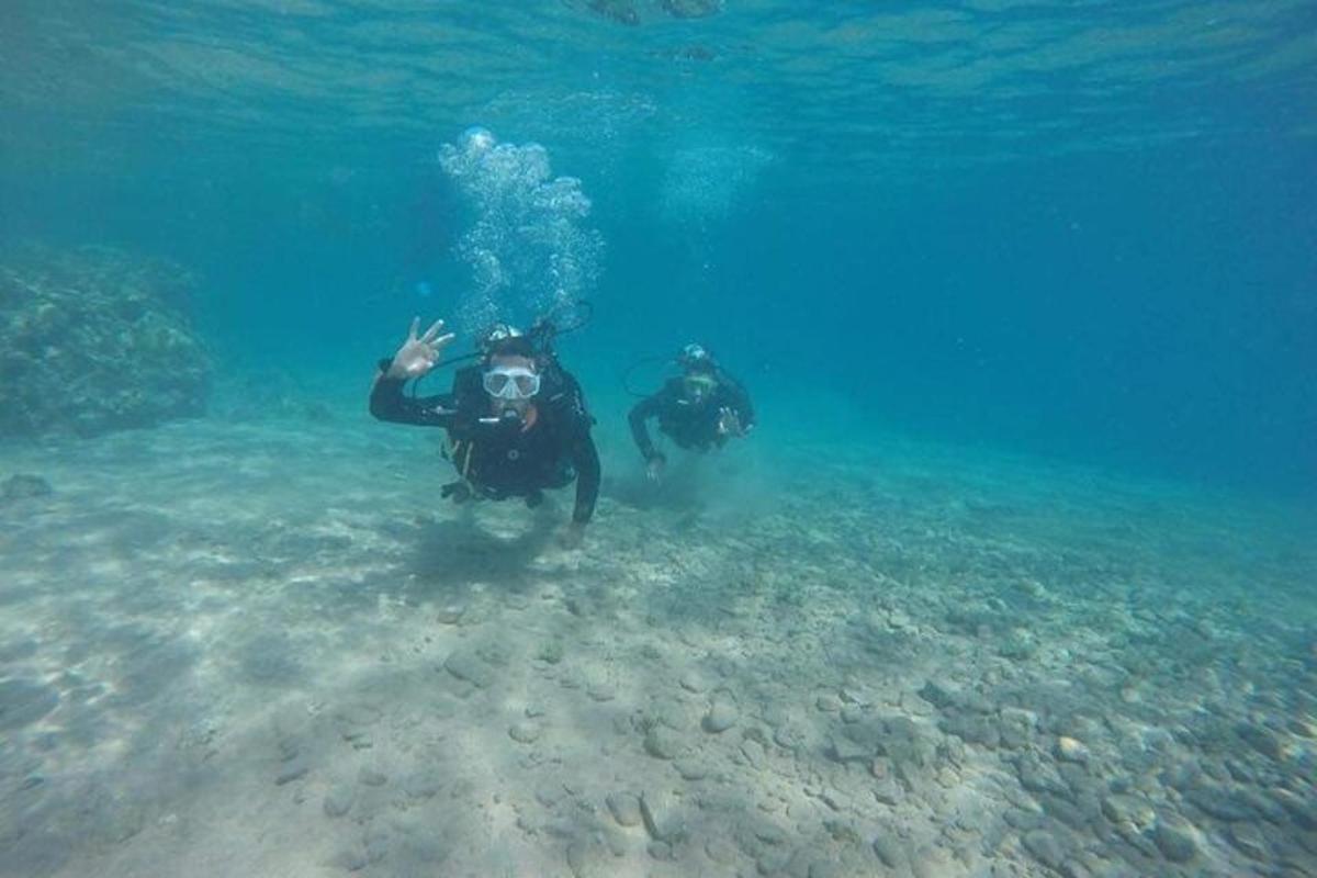 zwei Menschen stehen im Wasser im Ozean