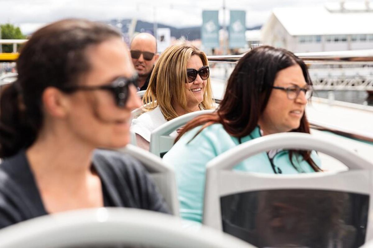 un gruppo di persone sedute su un autobus