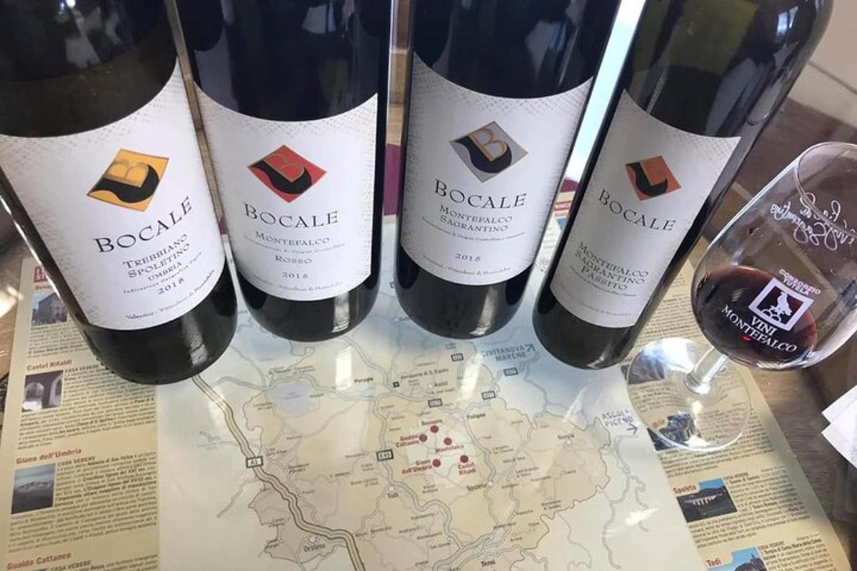 tres ampolles de vi sobre un mapa