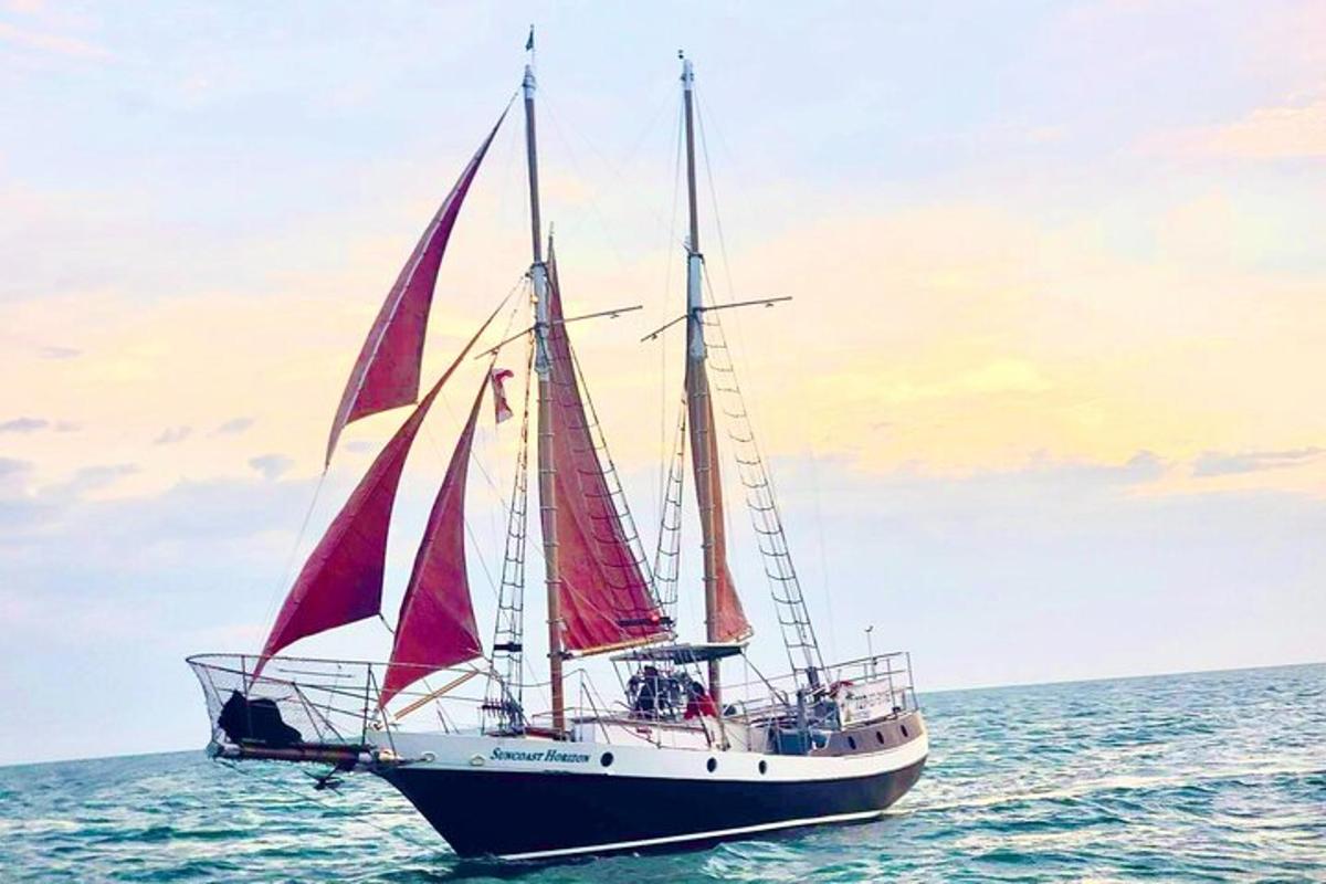 Jadrnica z rdečimi jadri je v oceanu