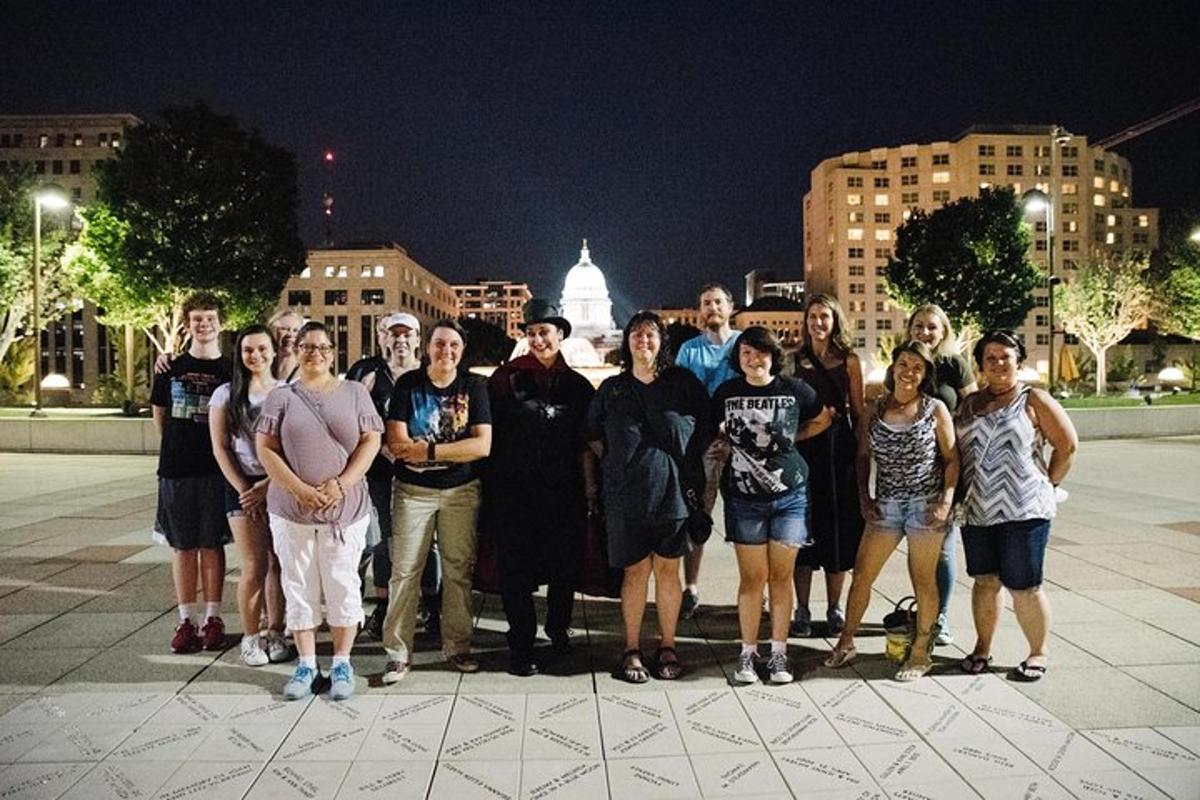 um grupo de pessoas posando para uma foto em uma cidade