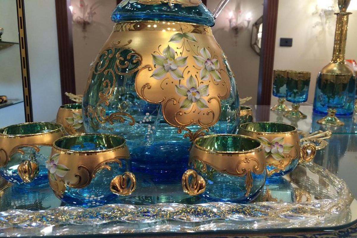 isang malaking glass vase na nakapatong sa ibabaw ng isang table