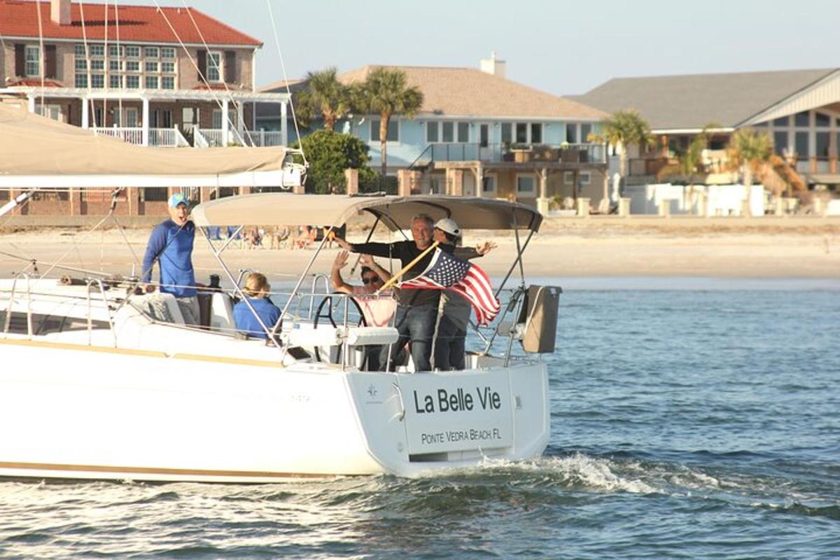 um homem segurando uma bandeira americana em um barco na água