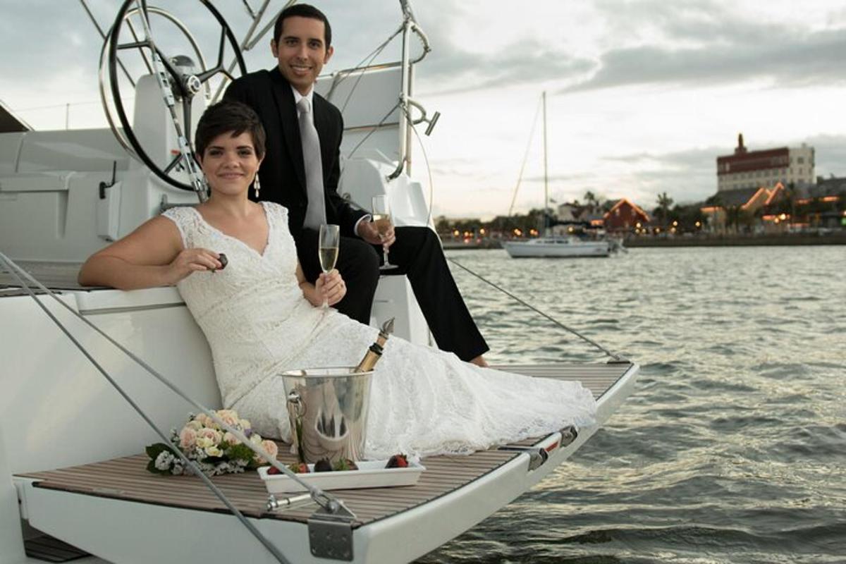 uma noiva e um noivo estão sentados em um barco