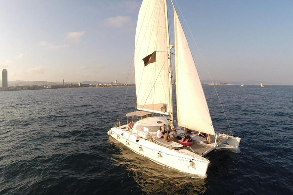 una barca a vela in acqua con persone a bordo