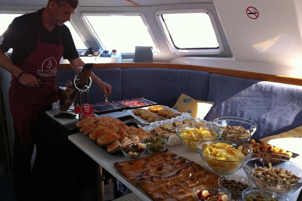moški, ki stoji poleg mize, polne hrane