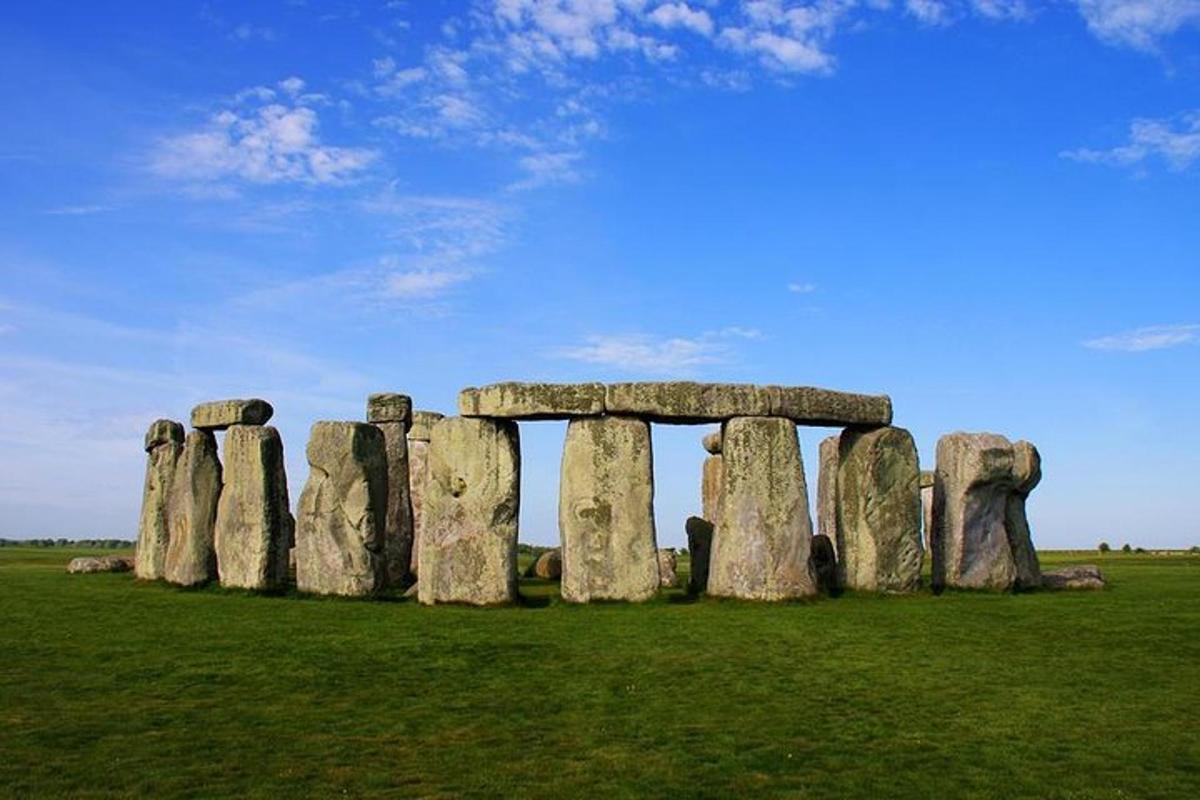 skupina kamenů Stonehenge na poli