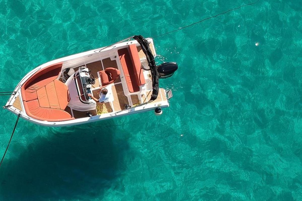 una piccola barca che galleggia nell'acqua blu