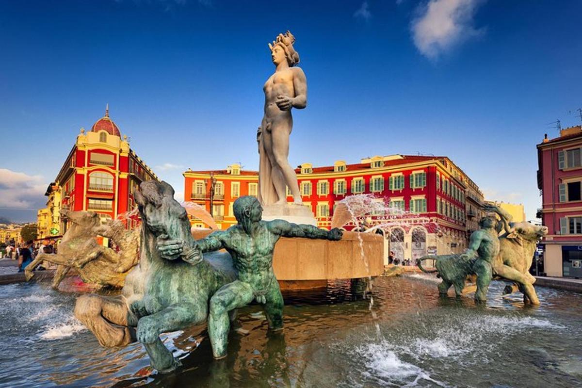 eine Statue in der Mitte eines Brunnens