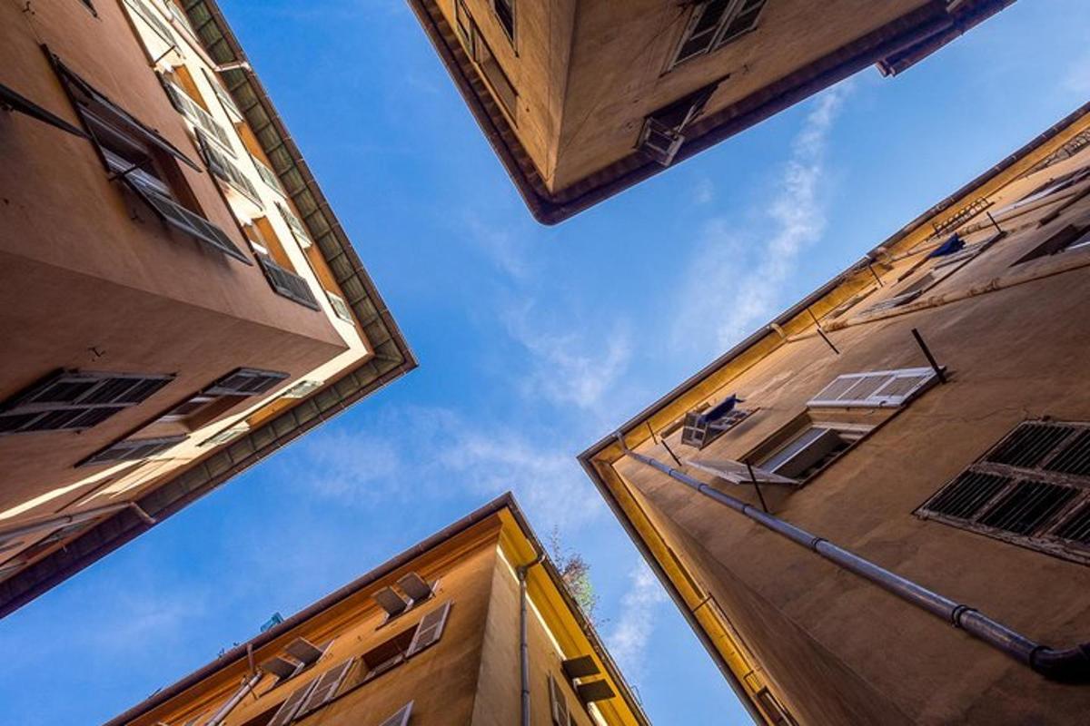 due alti edifici che guardano il cielo tra di loro