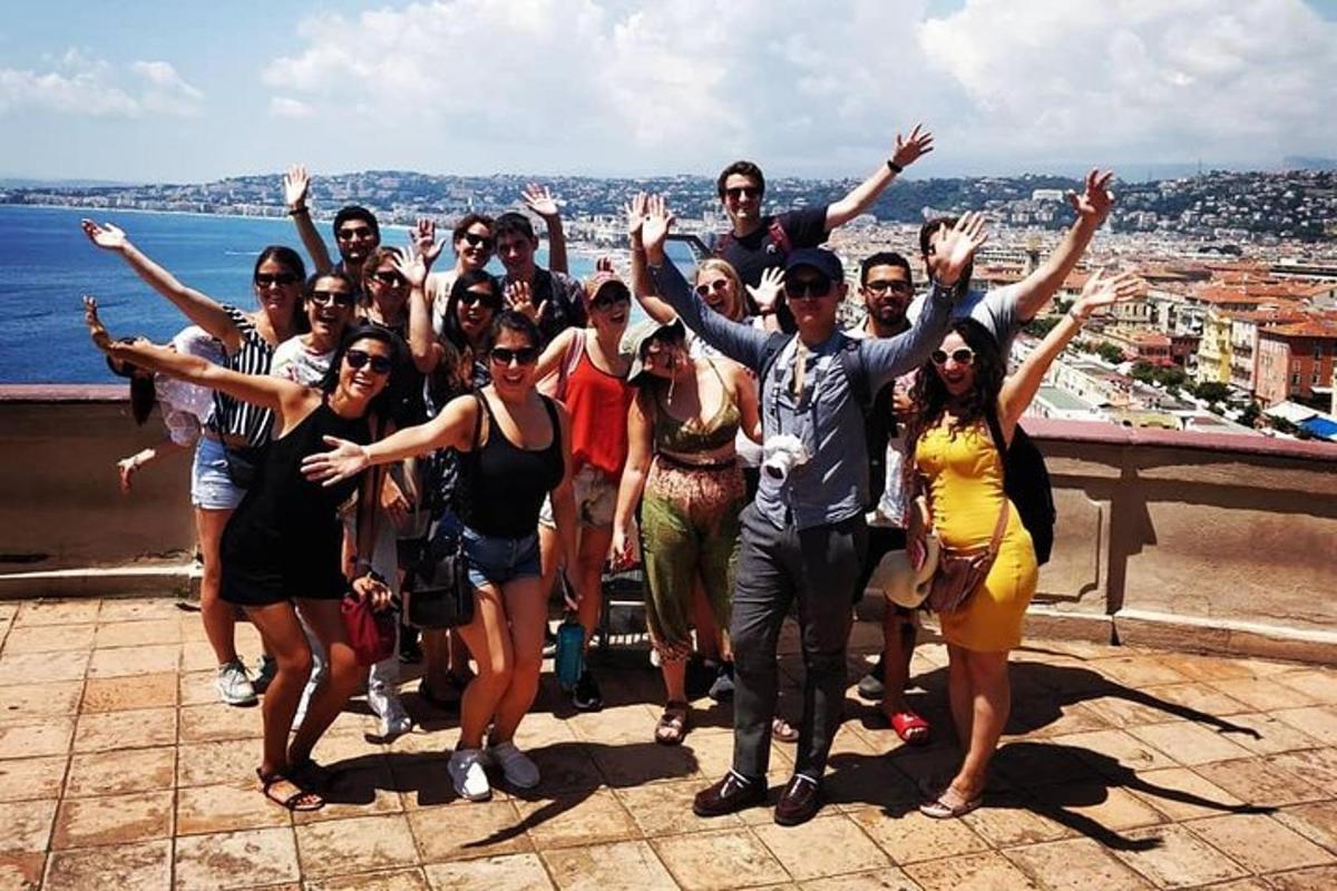 un gruppo di persone in posa per una foto su un tetto