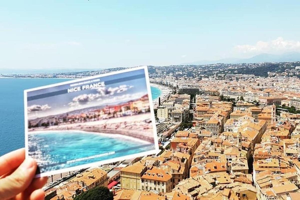oseba, ki drži sliko plaže