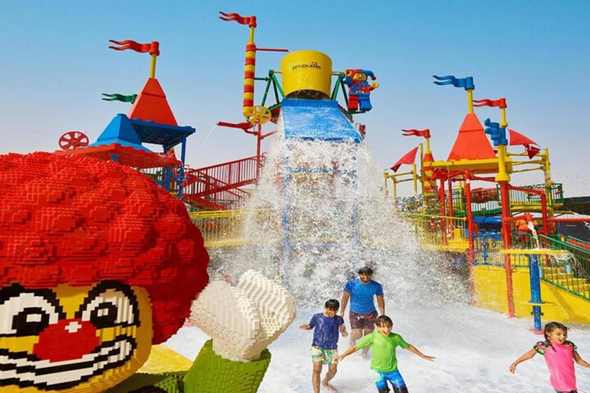 un gruppo di bambini che giocano in un parco acquatico