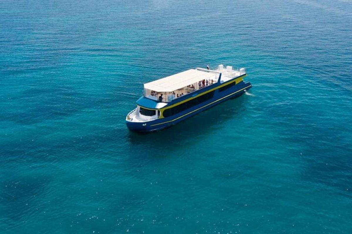 μια βάρκα στη μέση του νερού