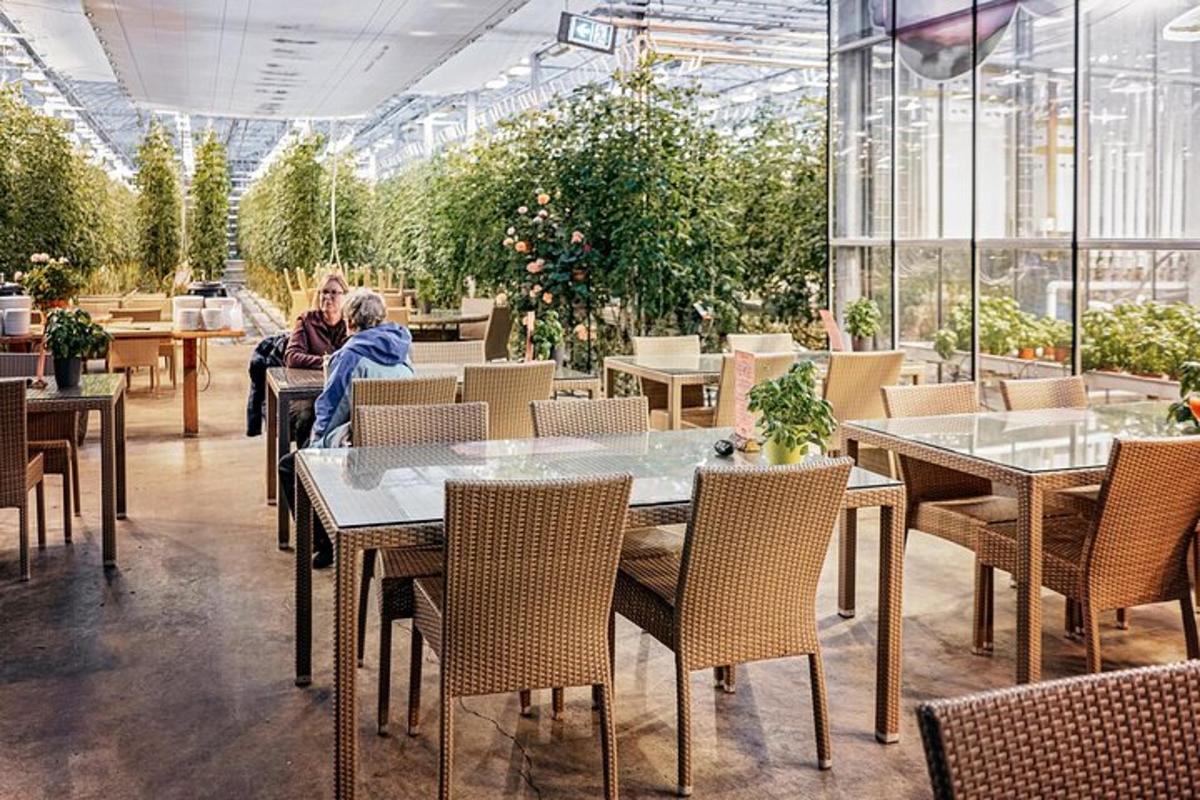 două persoane așezate la mese într-un restaurant