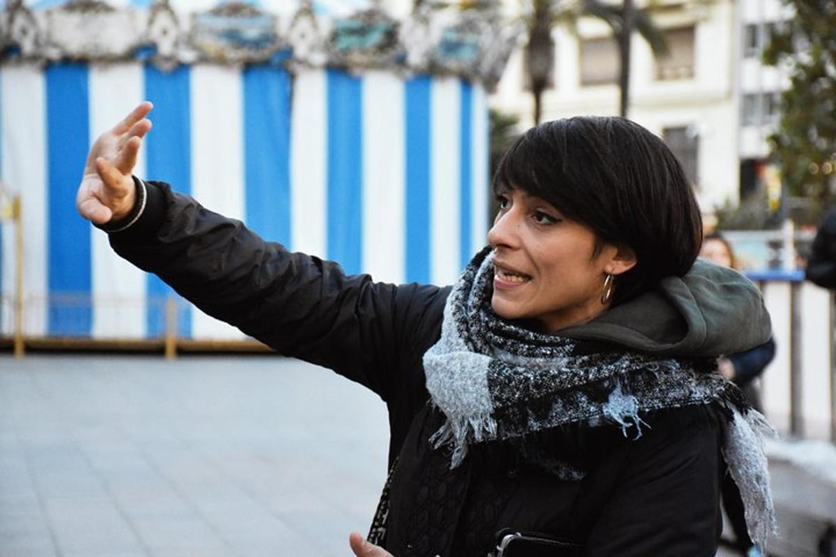 žena s nataženou rukou na ulici