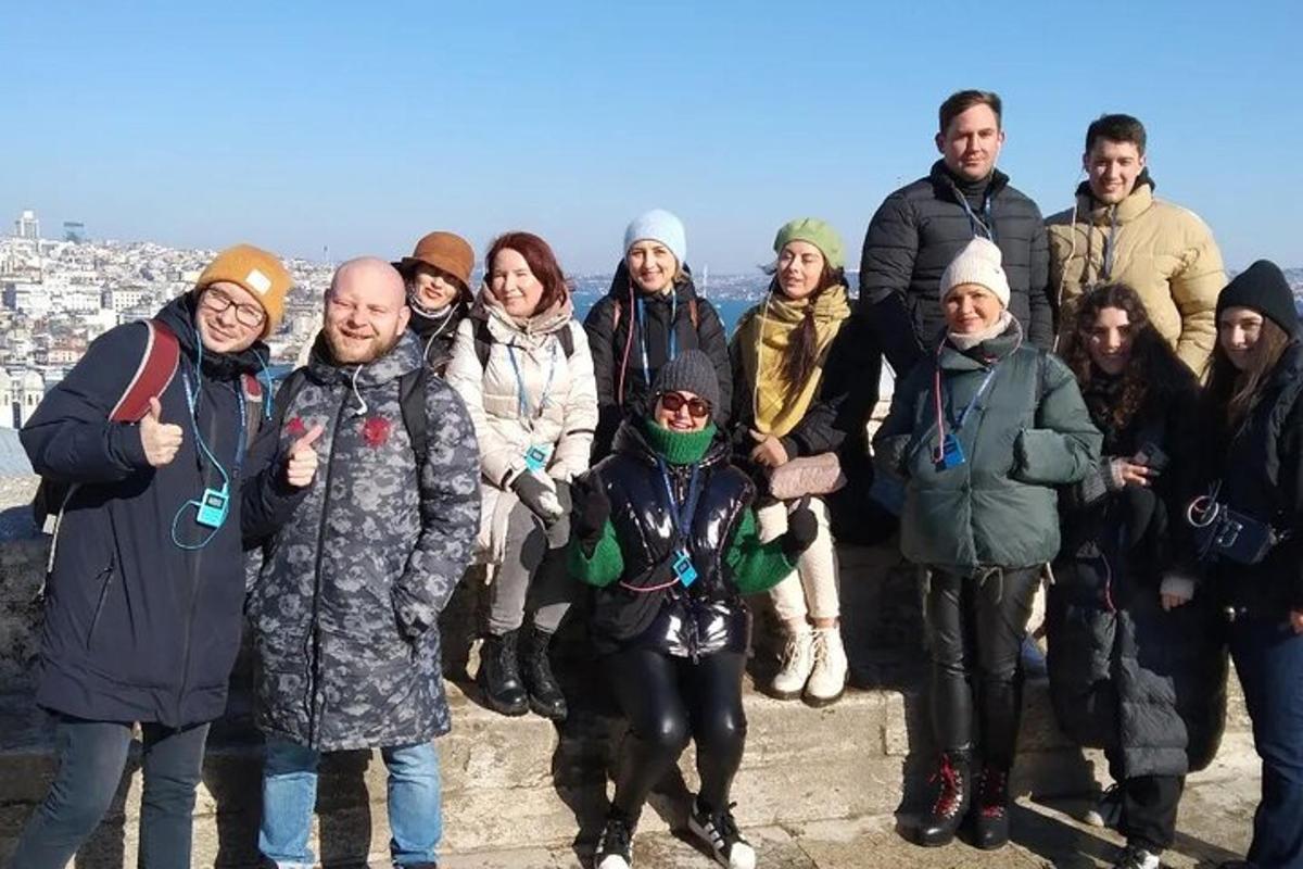 un gruppo di persone in posa per una foto su una montagna