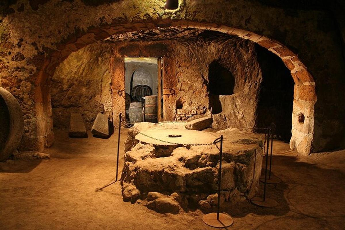 una habitació de pedra amb una taula en una cova