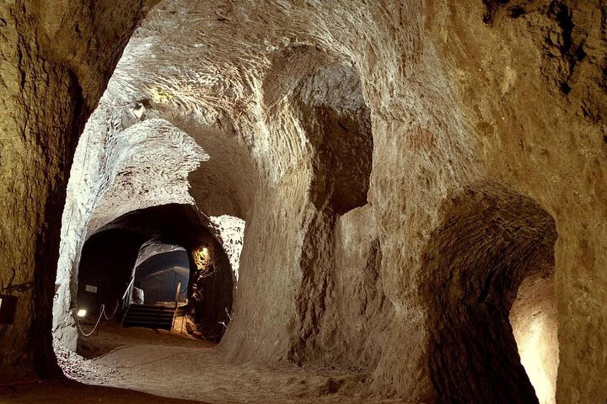 koopas olev tunnel, kus on auto