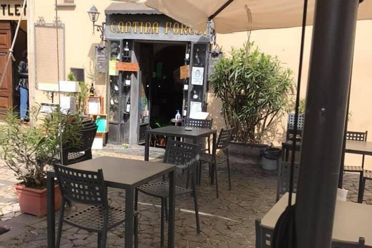 dues taules i cadires a l'exterior d'un restaurant