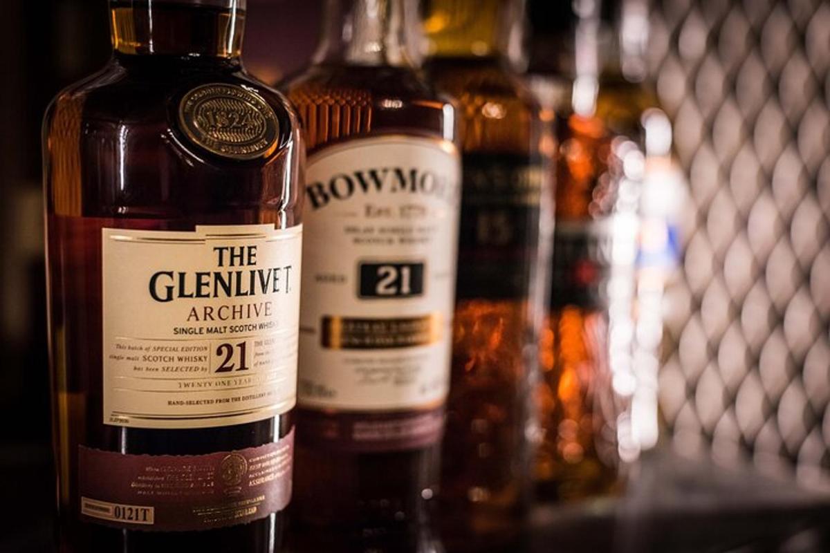 Dos botellas de alcohol sobre una mesa