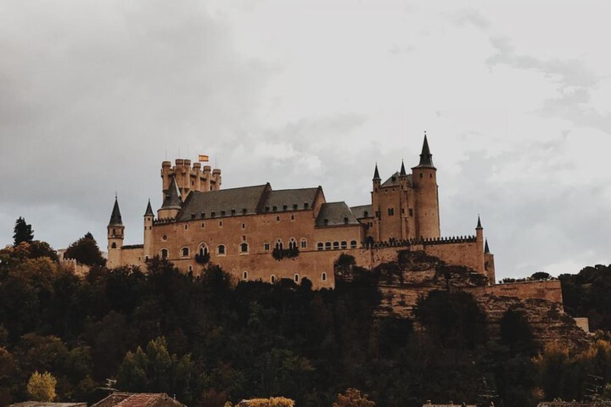un gran castillo en la cima de una colina