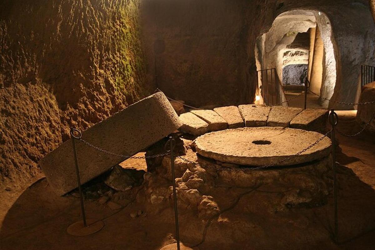 Una habitación con un baño de piedra en una cueva.
