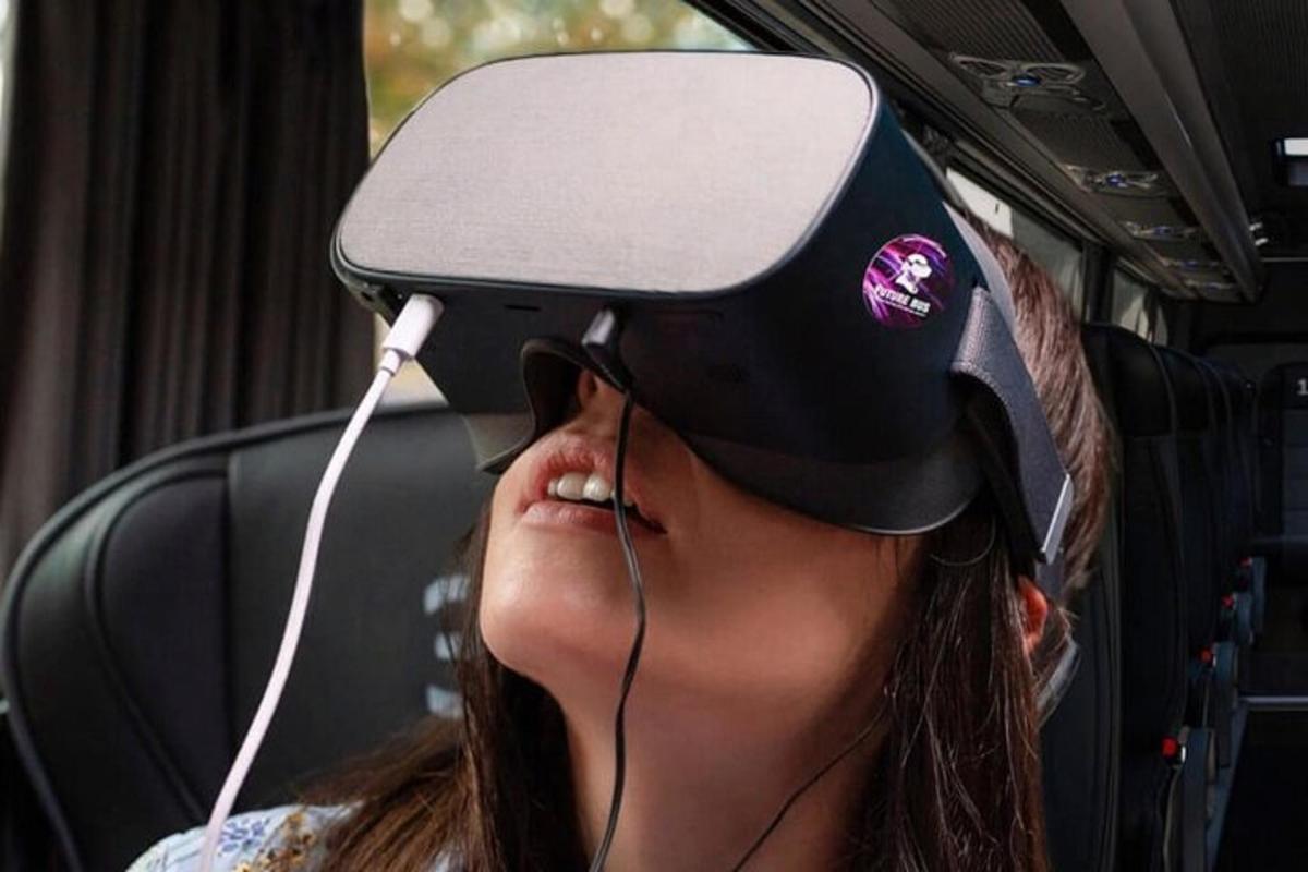 moteris autobuse su virtualios realybės šalmu