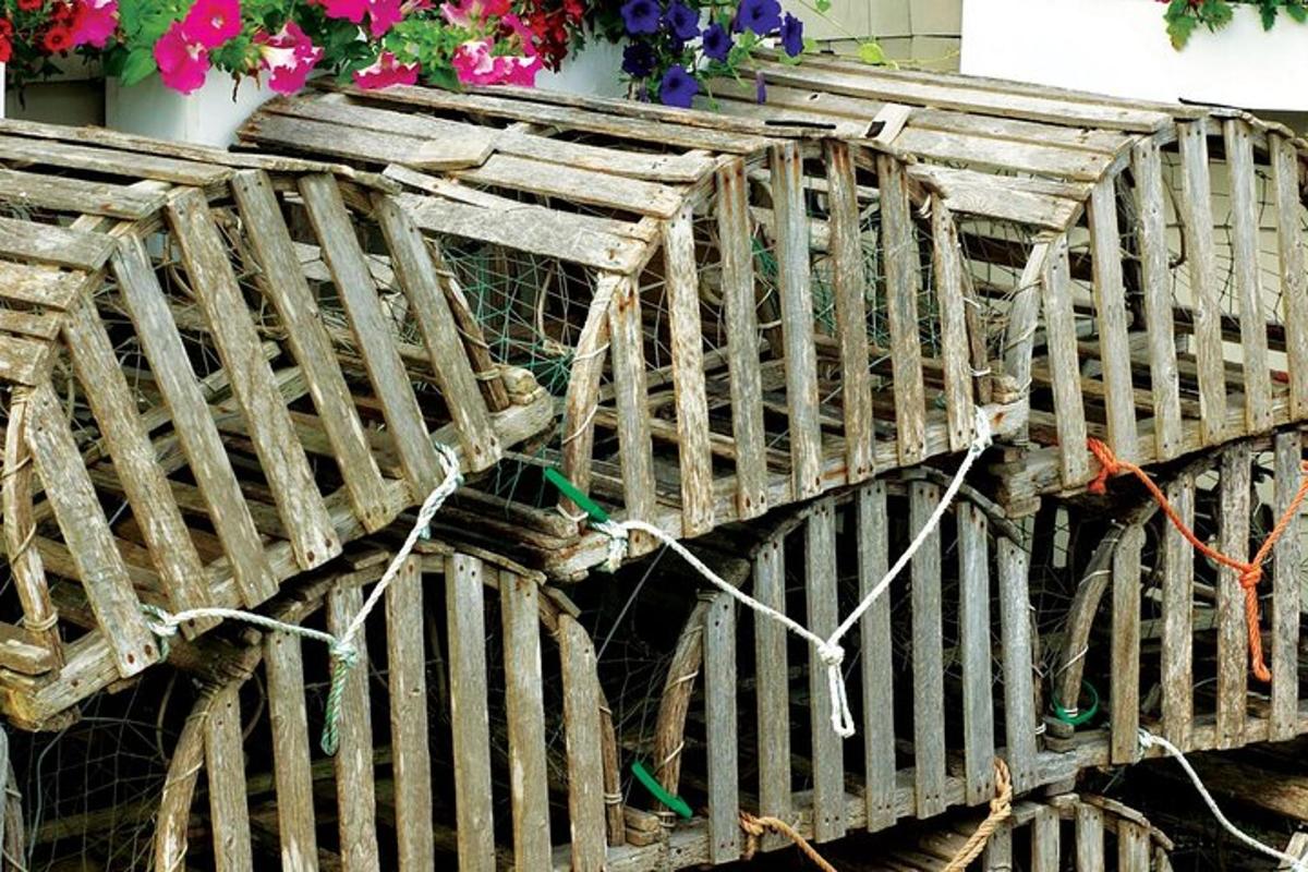một lồng chim bằng gỗ có dây thừng và hoa