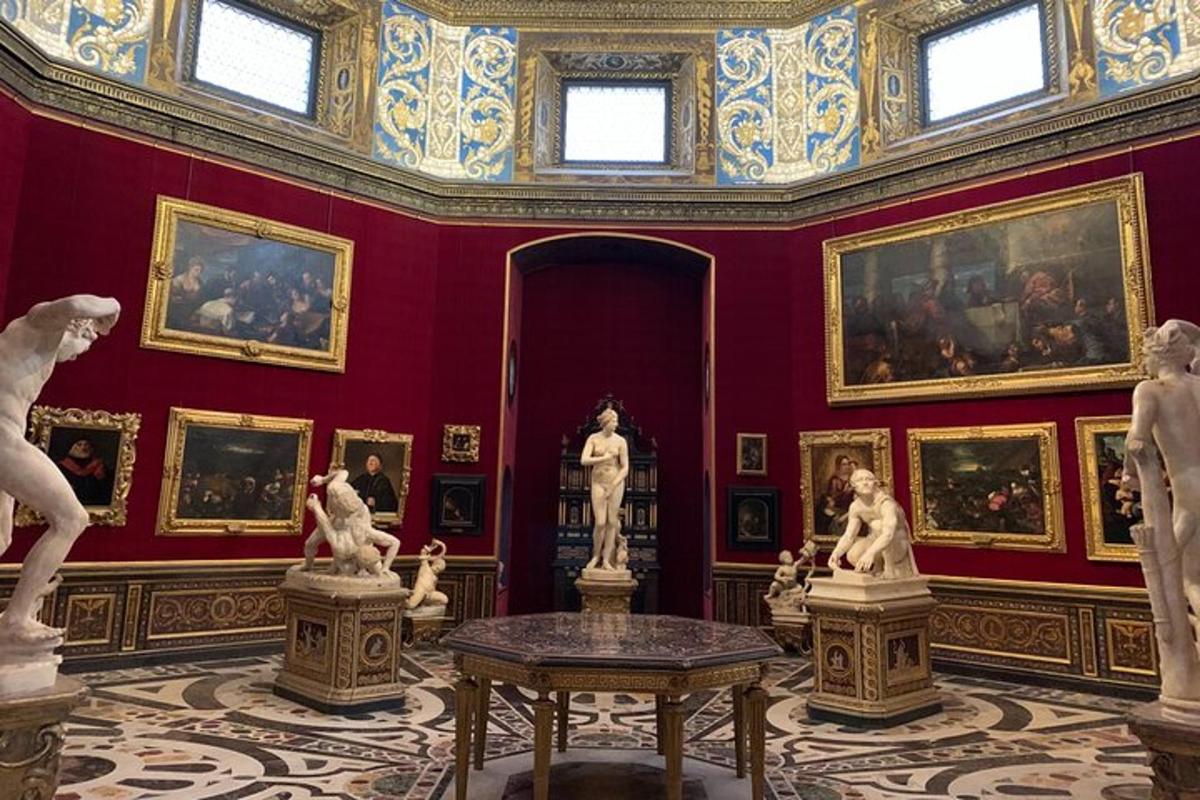 una stanza con statue e dipinti alle pareti