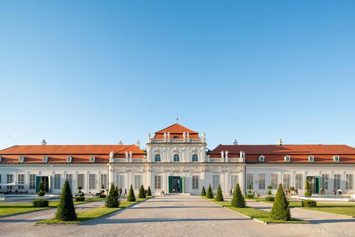 duży biały budynek z czerwonym dachem