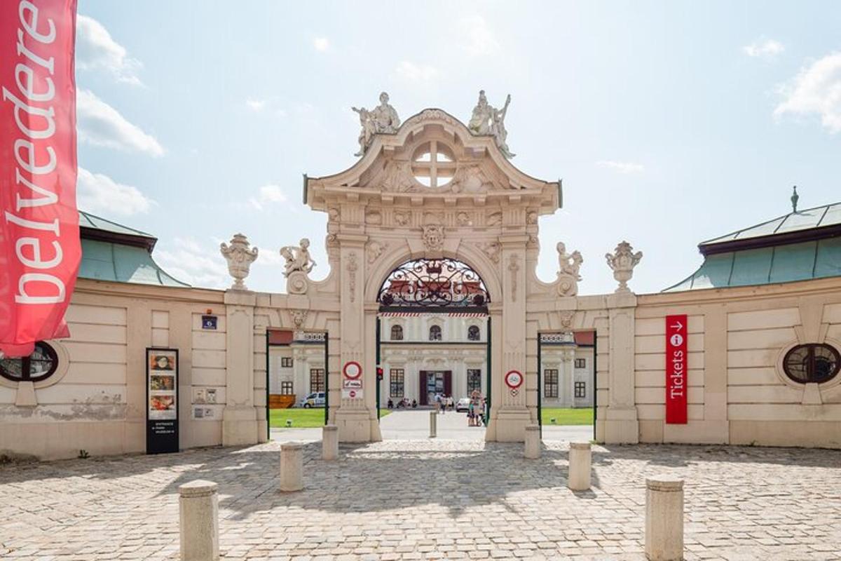 una entrada a un edifici amb una gran porta
