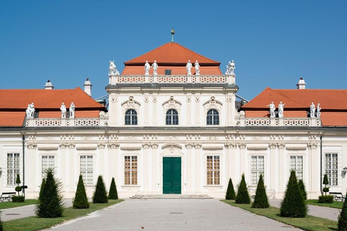 duży biały budynek z zielonymi drzwiami