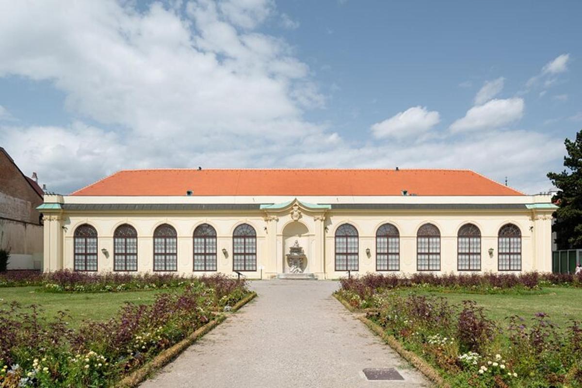 duży biały budynek z pomarańczowym dachem