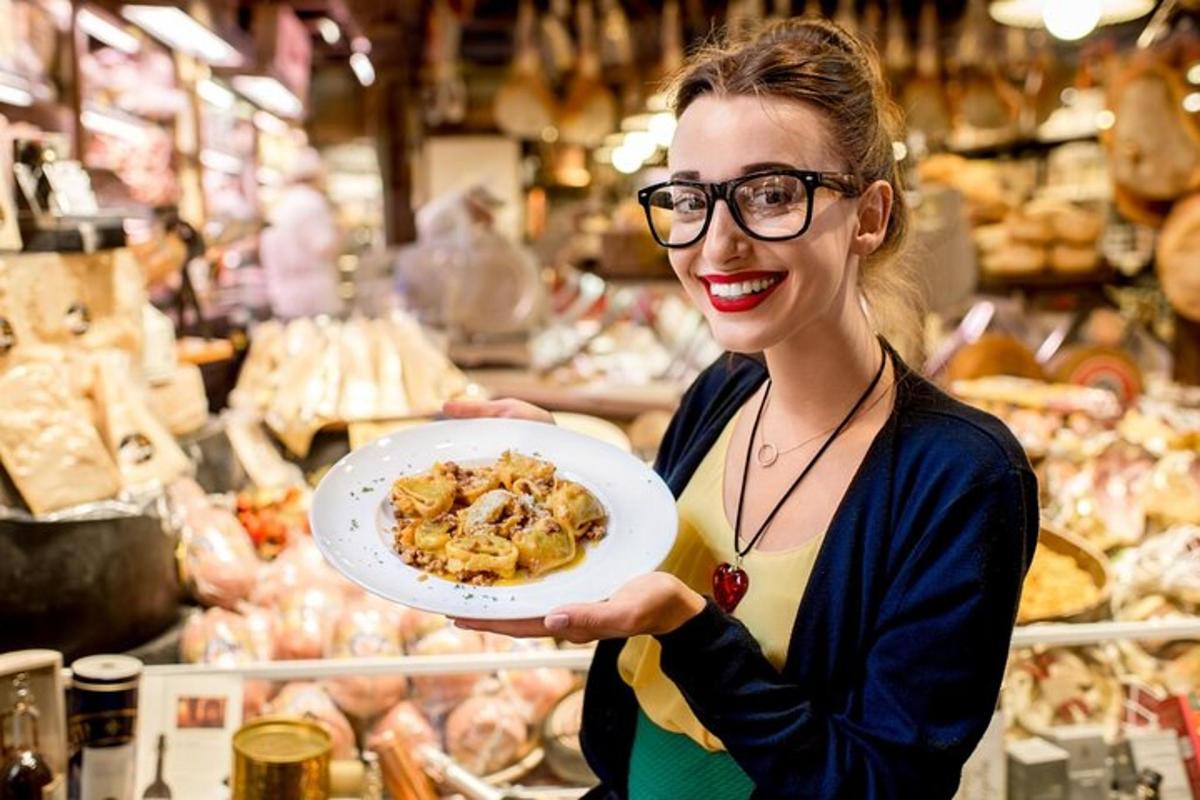 žena držící talíř s jídlem v obchodě s potravinami