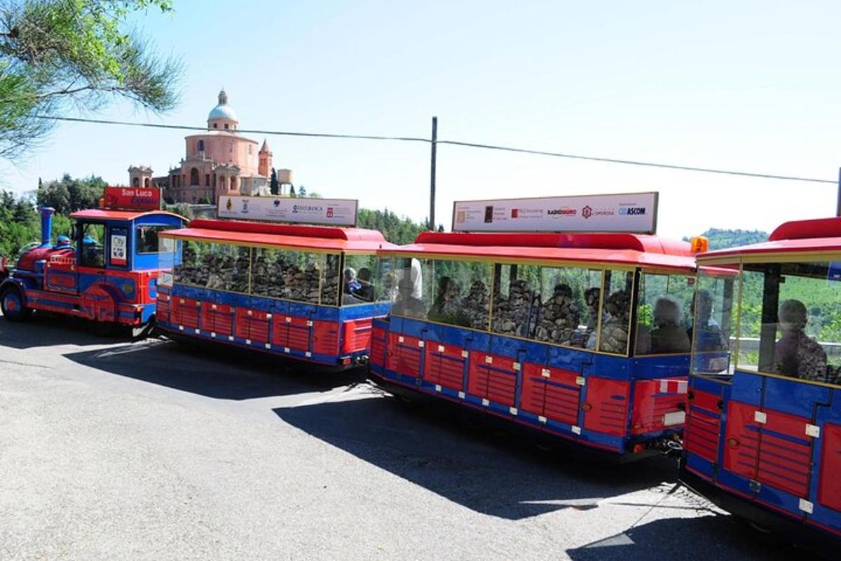 Na ulici parkují tři tramvaje