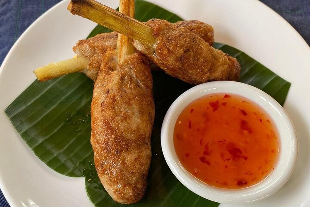 um prato de comida com carne e molho para mergulhar