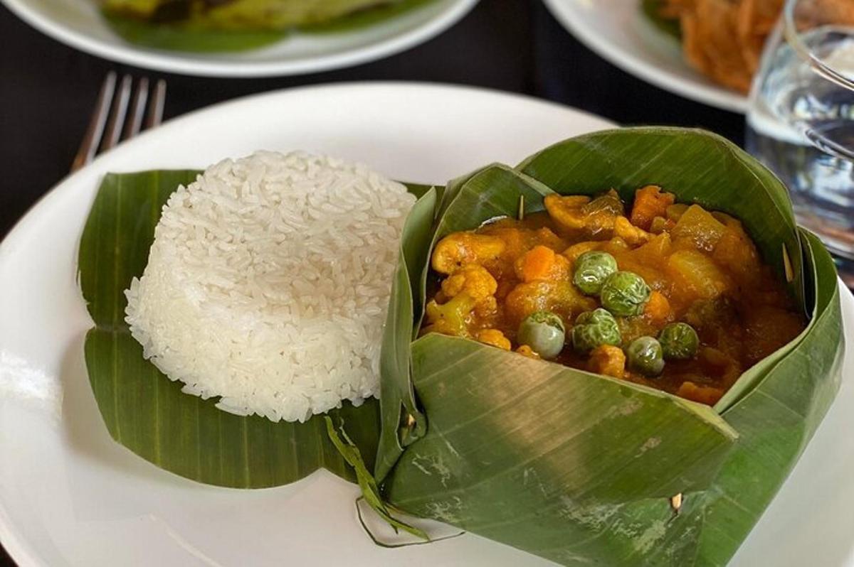 Un plato de comida con arroz y curry.