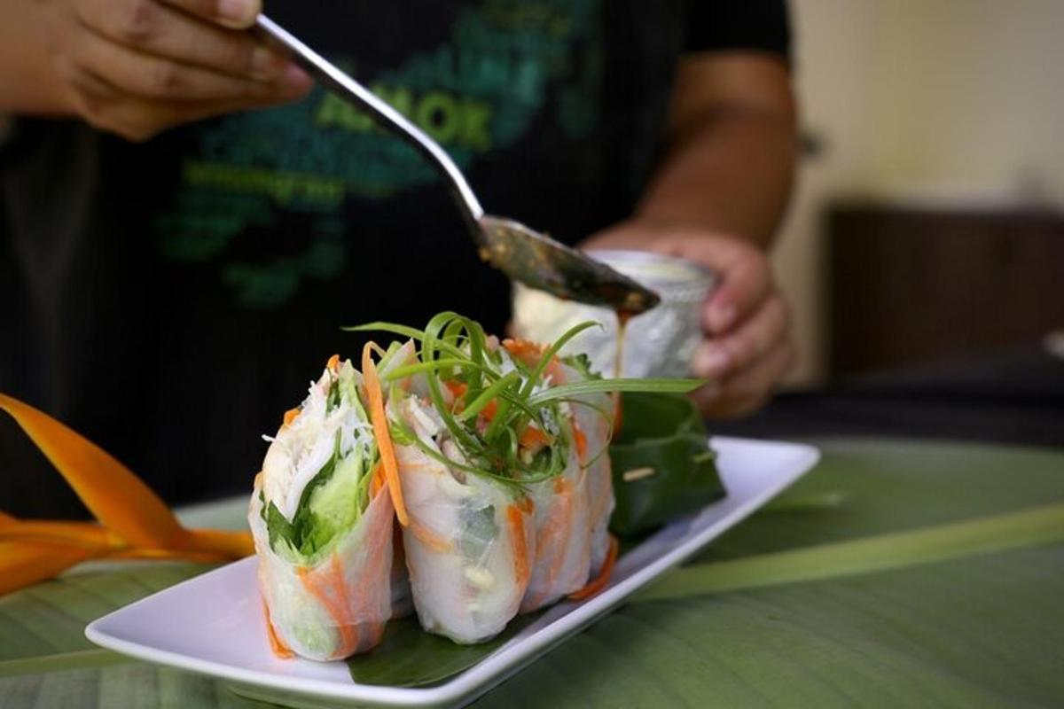maður borðar sushi-disk með skeið