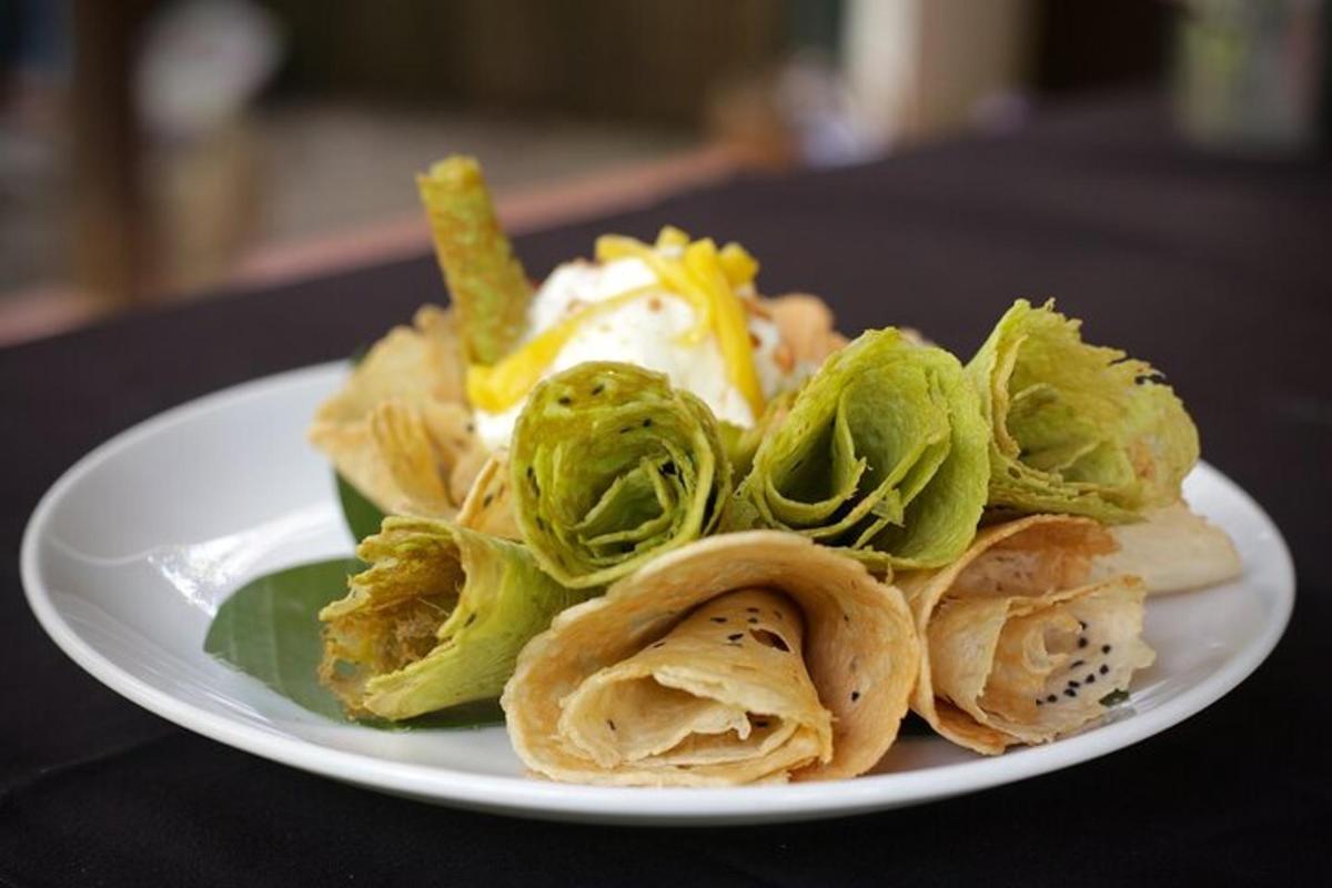 un plat blanc de menjar sobre una taula